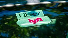 Logo společností Lyft a Uber na samolepce čelního skla jednoho z vozidel (19....
