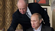 Jevgenij Prigoin osobn servíruje jídlo tehdejímu premiérovi Ruska Vladimiru...