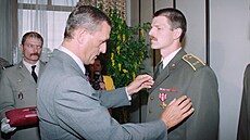 Francouzský ministr obrany Francois Léotard pedal v Praze vysoká francouzská...