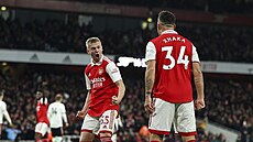 Fotbalisté Arsenalu Oleksandr Zin�enko a Granit Xhaka se radují po jednom ze...