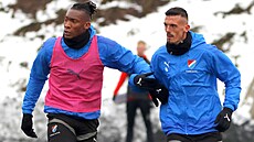 Stoper Eneo Bitri (vpravo) v souboji s úto�níkem Muhamedem Tijanim na tréninku.