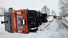 Pevrácený kamion, který peváel prasata. Pi nehod na Frýdecko-Místecku...