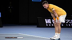 Jií Leheka zklaman hledí ped sebe bhem tvrtfinále Australian Open.