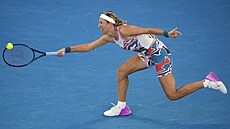 Viktoria Azarenková se natahuje po balonku bhem semifinále Australian Open.