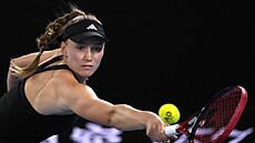 Jelena Rybakinová z Kazachstánu se natahuje po returnu v semifinále Australian...