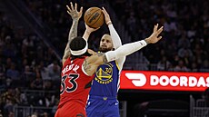Stephen Curry (v modrém) z Golden State zakon�uje v zápase proti Torontu, brání...