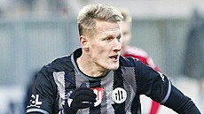 Bud�jovický Michal �koda s mí�em v utkání s Olomoucí.