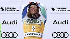 Ilka �tuhecová oslavuje triumf v Cortin� d�Ampezzo.