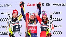 Tři nejlepší závodnice prvního slalomu ve Špindlerově Mlýně. Zleva druhá Lena...
