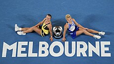 Barbora Krejíková a Kateina Siniaková pózují po triumfu na  Australian Open.