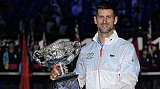 Novak Djokovi� s trofejí pro vít�ze Australian Open, svou desátou.