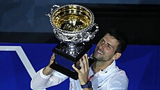 Novak Djokovič s trofejí pro vítěze Australian Open, svou desátou. | na serveru Lidovky.cz | aktuální zprávy