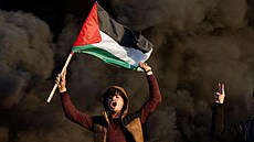 Palestinec v Gaze protestuje proti izraelské armádě, která předtím v... | na serveru Lidovky.cz | aktuální zprávy
