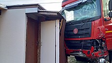 Kamion v Hlinsku dostal smyk na namrzlé vozovce a vjel do zahrádká�ské kolonie.