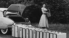 Na snímku z roku 1955 stojí Italská filmová hereka Gina Lollobrigida vedle...