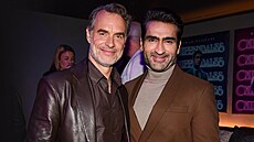 Murray Bartlett a Kumail Nanjiani bhem premiéry seriálu Pedstavujeme vám...