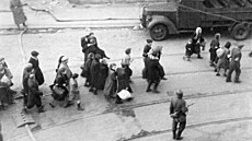 Nacisté odvádí na snímku z roku 1943 idy na místo, odkud je transporty...