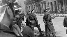 Nacisté v roce 1943 postávají bhem povstání ve varavském ghettu na ulici...