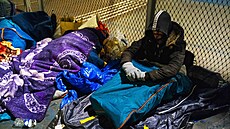 Afghán�tí uprchlíci le�í na podlaze pa�í�ského metra. (22. ledna  2023)