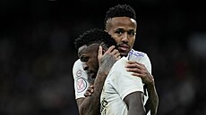 Hrá�i Realu Madrid Vinícius Jr. a Eder Militao se radují z gólu ve �tvrtfinále...