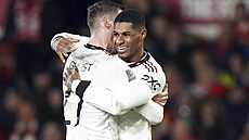 Marcus Rashford (vpravo) a Wout Weghorst z Manchesteru United se radují z gólu...