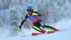 Amerianka Mikaela Shiffrinová bhem druhého kola nedlního slalomu ve...