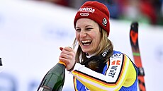 Nmka Lena Dürrová se raduje z vítzství nedlního slalomu ve pindlerov Mlýn.