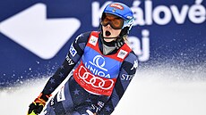 Amerianka Mikaela Shiffrinová bhem nedlního slalomu ve pindlerov Mlýn.