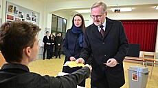 Premiér Petr Fiala (ODS) v doprovodu manelky Jany odevzdal 27. ledna 2023 v...