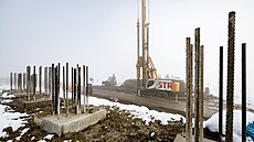 Vrtání pilotu mostu na stavbě přeložky silnice I/36 Časy–Holice (23. ledna 2023)