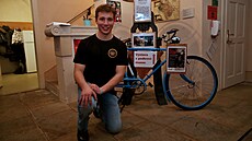 Student Petr �impach se od 13 let zabývá restaurováním historických kol. Nyní...