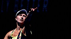 Barbora Krejíková se pipravuje na podání ve tetím kole Australian Open.