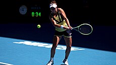 Barbora Krejíková zahrává bekhend ve tetím kole Australian Open.