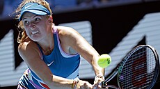Linda Fruhvirtová odpaluje míek v osmifinálovém zápase na Australian Open.