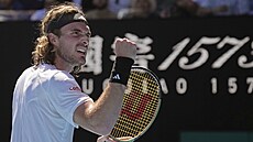 Řek Stefanos Tsitsipas slaví zisk sady v semifinále Australian Open.
