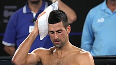 Novak Djokovi se ochlazuje bhem semifinálového utkání na Australian Open.