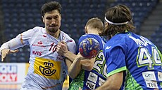 �pan�lský házenká� Alex Duj�ebajev (vlevo) brán�ný Slovinci Tilenem Kodrinem...