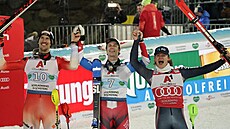 Trio nejlepích z veerního slalomu ve Schladmingu. Uprosted vítzný Francouz...