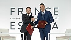 Francouzský prezident Emmanuel Macron a panlský premiér Pedro Sánchez v...