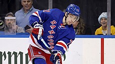 Filip Chytil z New York Rangers stílí na bránu Boston Bruins, ve které stojí...