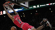 Derrick Jones Jr  z Chicago Bulls smeuje v paíském zápase NBA.