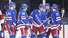 Filip Chytil (72) se raduje se spoluhrá�i z New York Rangers ze svého gól.