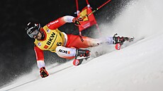 �výcarský ly�a� Loic Meillard b�hem ob�ího slalomu ve Schladmingu