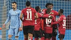 Fotbalisté Leverkusenu slaví gól proti Bochumi.