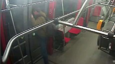 Opilý muž vymlátil skleněné výplně dveří tramvaje a vylezl ven.
