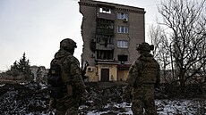 Ukrajinští vojáci stojí před obytnou budovou v Bachmutu, kterou zničila ruská... | na serveru Lidovky.cz | aktuální zprávy