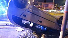 Nehoda v Plzni ve Skvrňanech. Řidič nejprve narazil do sloupu veřejného...