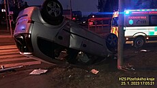 Nehoda v Plzni ve Skvr�anech. �idi� nejprve narazil do sloupu ve�ejného...