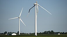 Zlomené lopatky na turbíně na větrné farmě Tuscola Bay v americkém Michiganu...