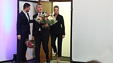 Andrej Babiš se svou manželkou Monikou přichází na tiskovou konferenci k...